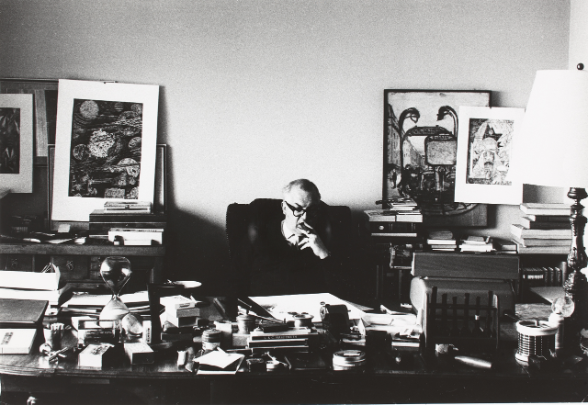 Friedrich Dürrenmatt sitzt hinter seinem Schreibtisch, 1963 © Monique Jacot / Fotostiftung Schweiz