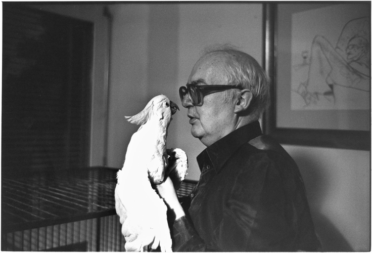 Friedrich Dürrenmatt mit seinem Kakadu Lulu, 1979, Foto: Peterhofen/Stern