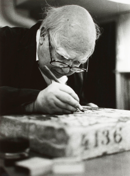 1988, Friedrich Dürrenmatt beim Lithographieren in der Galerie Erker, St.Gallen. Foto: Franziska Messner-Rast