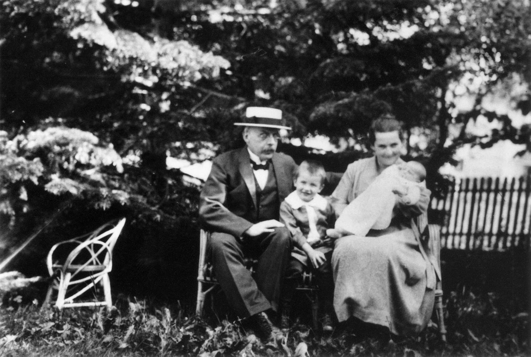 1924. Mit seinen Eltern und seiner Schwester Verena