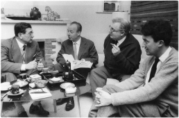 Friedrich Dürrenmatt mit Filmregisseur Ladislao Vajda, Schauspieler Heinz Rühmann und Verleger Peter Schifferli, um 1958. Foto: Tuggener