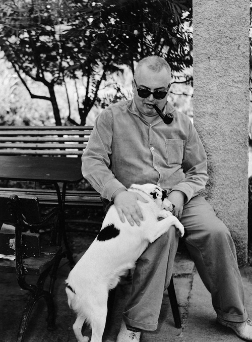 Friedrich Dürrenmatt mit seinem Hund Toro in Neuchâtel, 1959. Foto: Henriette Grindat