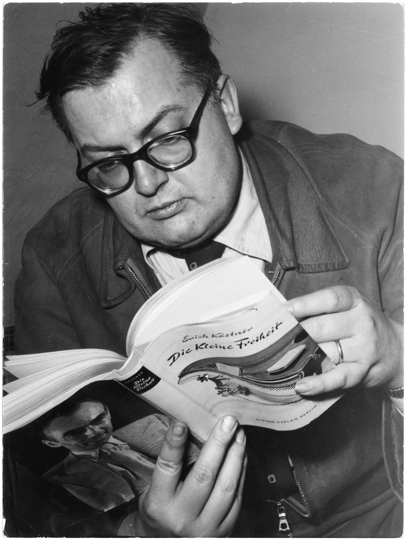 FD mentre legge «Die kleine Freiheit» di Erich Kästner, attorno al 1952